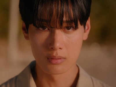 Dokyung is portrayed by Korean actor Hwang Dong Hee (황동희).