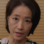 Dokyung's mom is portrayed by a Korean actress.
