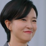 The realtor is portrayed by Song Ji Un (송지언).