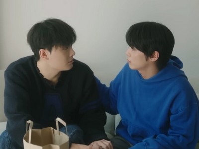 Hangyul and Jeongwoo sit together.