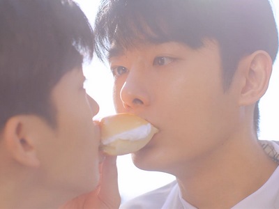 Hae Bom and Tae Seong eat the cream bread at the same time.