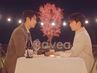 Tae Seong and Hae Bom become a couple in the Cherry Blossoms After Winter happy ending.
