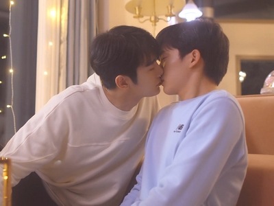 Hae Bom and Tae Seong share their first kiss.