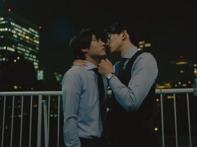 Kurosawa and Adachi almost share a kiss on the rooftop in Episode 3.