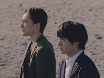 Adachi and Kurosawa are on the beach.