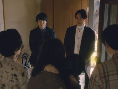 Adachi and Kurosawa visit Adachi's family.