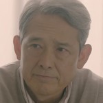 Kurosawa's father is portrayed by the Japanese actor Shingo Tsurumi (鶴見辰吾).