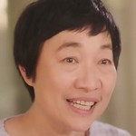 Achi's mom is portrayed by the Thai actress Warapun Nguitragool (วราพรรณ หงุ่ยตระกูล).