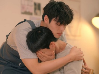 Choco hugs a crying Jung Woo.