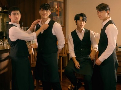 Jung Woo and his friends work at the cafe.