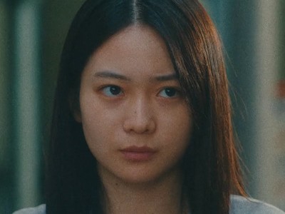 Hotaru is portrayed by Japanese actor Tamaki Shiratori (白鳥玉季).