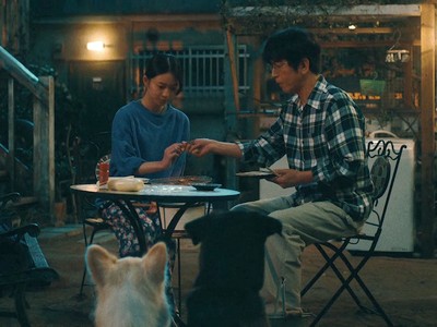 Hatano and Hotaru grill the fish together.