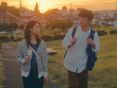 Hatano befriends Hotaru, his teenage neighbour.