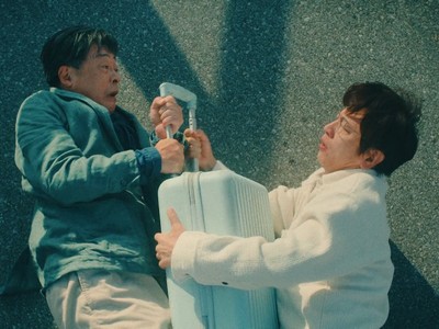 Hatano and Jin are fighting over the suitcase.