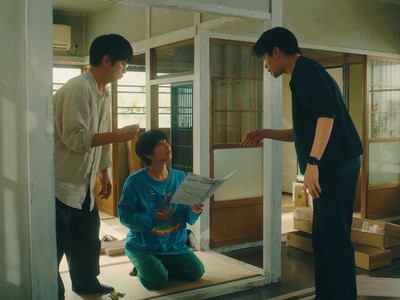 Hatano, Sakuto, and Yoshida build a bed together.