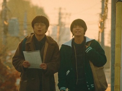 Hatano and Sakuta walk home together.