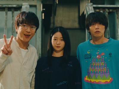 Hatano and Sakuta pose for a picture with Hotaru.
