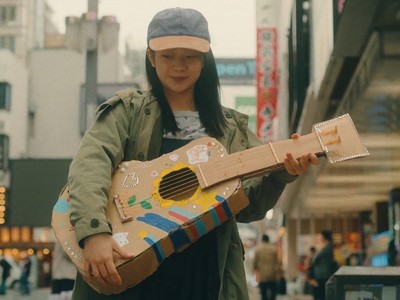 Hotaru wants to play the guitar.