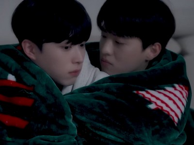Jae Yul and Do Wan share a blanket.