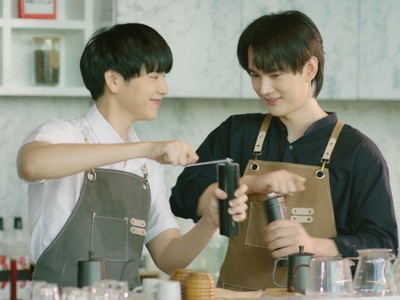 Duen Yi and Pleng Ruk fall in love in a coffee shop.