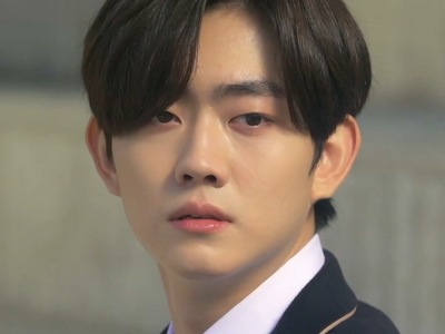 Yeon Woo is portrayed by the Korean actor Yoo Jun (ìœ ì¤€).