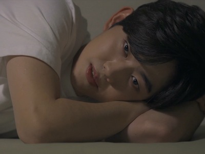 Yeon Woo tells Se Hyuk to look at him until they fall asleep.