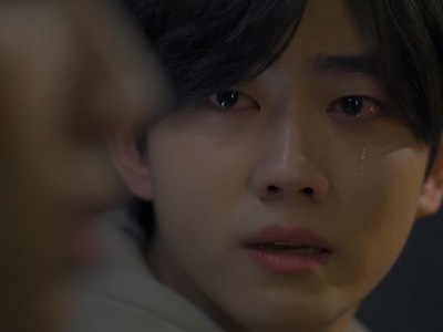 Yeon Woo cries when he discovers Se Hyun's secret.