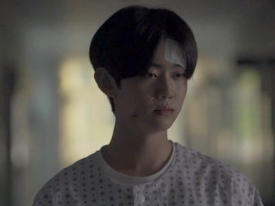 Yeon Woo learns that his mom is dead.