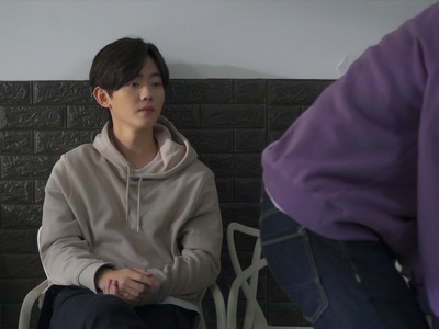 Yeon Woo checks out Se Hyun's ass in the laundromat.