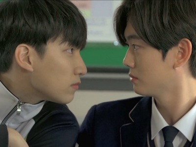 Yeon Woo and Se Hyun gaze into each other's eyes.