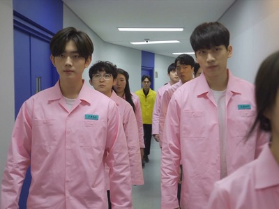 Yeon Woo and Se Hyun begin working at the candy factory.