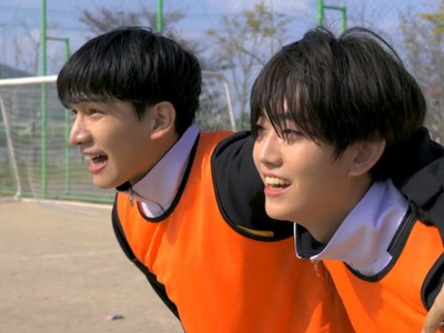 Yeon Woo and Se Hyun play soccer together.