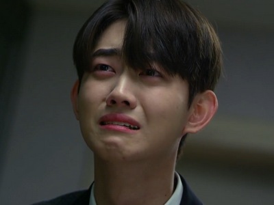 Yeon Woo cries when his aunt suggests that he should transfer schools to be away from Yoo Han.