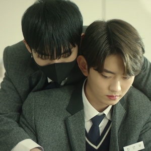 Yoo Han is determined to teach Yeon Woo all about colours.