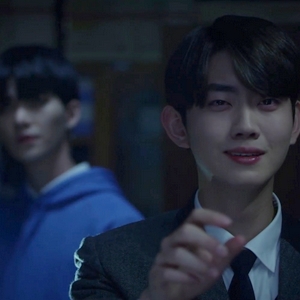 Yeon Woo was so happy when Yoo Han showed him the colours of the prism on the wall.
