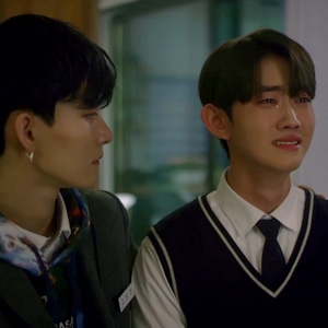 Yeon Woo cries when he sees the colours in his mom's portrait for the first time.