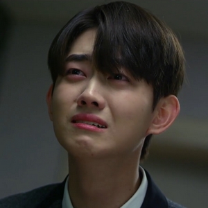 Yeon Woo cries when his aunt suggests that he should transfer schools to be away from Yoo Han.