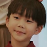 Young Mem is portrayed by a Thai child actor.