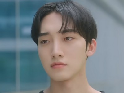 Alt is portrayed by Korean actor Kang Seon Ho (강선호).