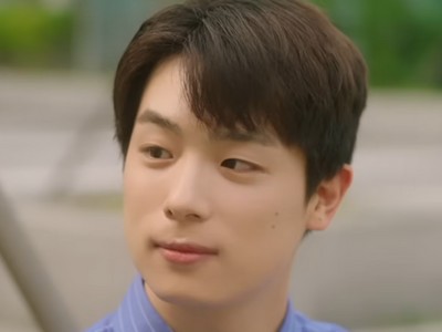 Ian is portrayed by Korean actor Ki Myoung Je (기명제).