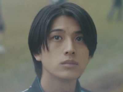 Akira is portrayed by Japanese actor Haruse Akune (阿久根温世).