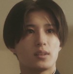 Akira's crush is portrayed by Japanese actor Kento Yoneo (米尾賢人).