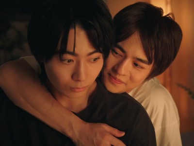 Natsume hugs his boyfriend Toma.