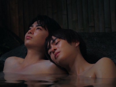 Natsume and Toma are in the hot spring.