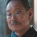 Minato's grandfather is portrayed by Japanese actor Bengal (ベンガル).
