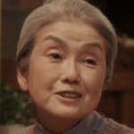 Minato's grandmother is portrayed by Japanese actress Tomi Takako (外海多伽子).