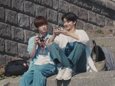 Minato and Wataru are eating rice balls.