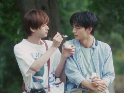 Wataru feeds yogurt to Minato.