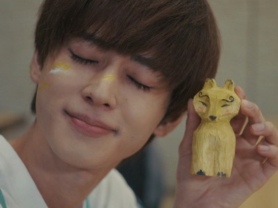 Wataru compares himself to a fox figurine.