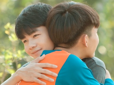 Nabdao and Keptawan give each other a hug in their farewell.